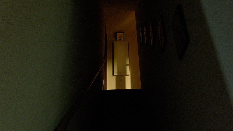 階段の先に何かがいる